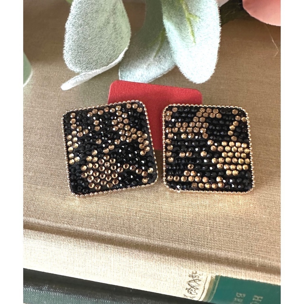 Leopard rhinestone studs
